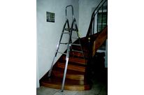 Escabeau à garde corps pliant et pieds arrières de dénivellation