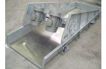 Extracteur / transporteur en auge vibrant