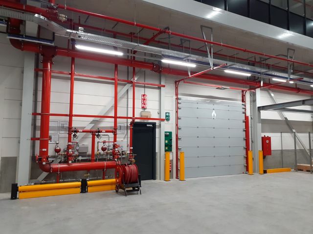  Porte sectionnelle sur mesure avec barrière rétention d'eau intégrée | LIQUID LOCK