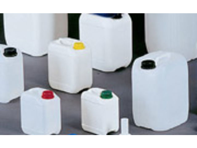 Remplissage, bouchage et étiquetage de bidons