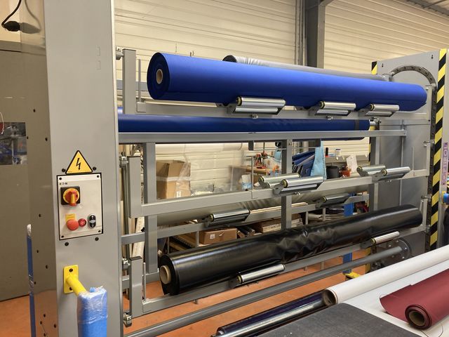 Mini stockeur rotatif pour rouleaux à poser