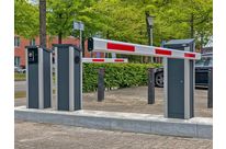 Socles préfabriqués et poteaux de protection en acier galvanisé | Alphatronics 