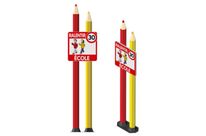 Totem école 2 crayons avec panneau ralentir école + figurine