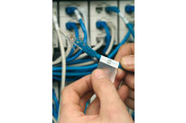 Etiquettes auto-protégées pour identification de câbles datacom, télécom et électriques 