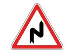 Panneau virages dont le premier est à droite - A1c