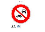 Panneau B7a Accès interdit aux véhicules à moteur à l'exception des cyclomoteurs
