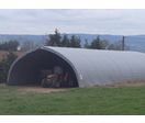Abri de stockage : tunnel PVC grande hauteur, idéal fourrage agricole