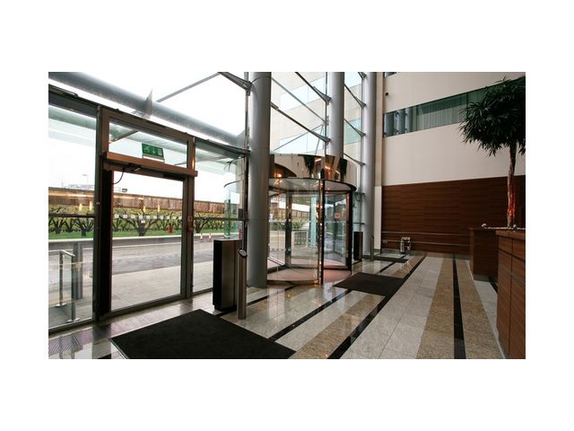 Porte tournante compacte