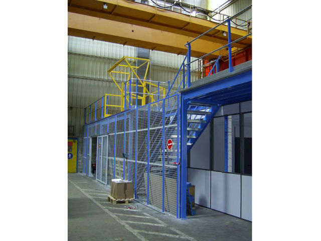 Mezzanine avec cloison grillagee