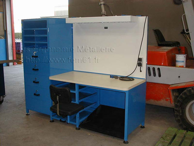 Poste de travail équipé