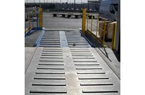 Convoyeur à rouleaux libres avec pont camion à rouleaux motorisés | HLS INDUSTRIE