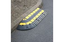 Angle pour rampe de trottoir avec passe cables