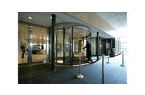 Porte tournante à deux vantaux