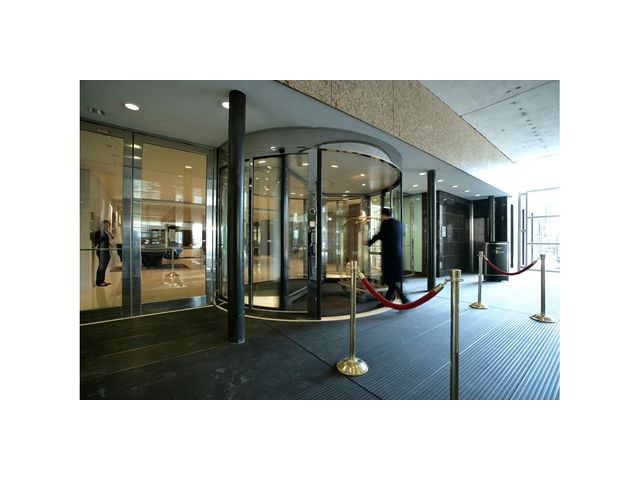 Porte tournante à deux vantaux