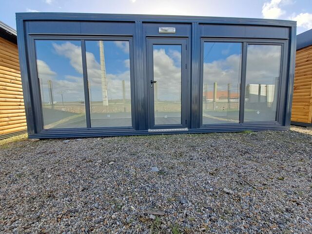 Bungalow vitré/ Espace de vente Vendu monté 6m x 2.40m | SOLUTIONS MODULAIRES