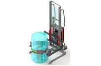 Gerbeur semi-électrique avec retourneur de fûts métalliques