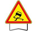 Panneaux de danger temporaire "AK4 Chaussée glissante" sur pieds T1 taille 700