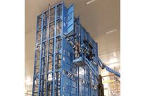 Trio de monte-charge autoportant 4 niveaux dans entrepôt frigorifique -25°C | HLS INDUSTRIE 
