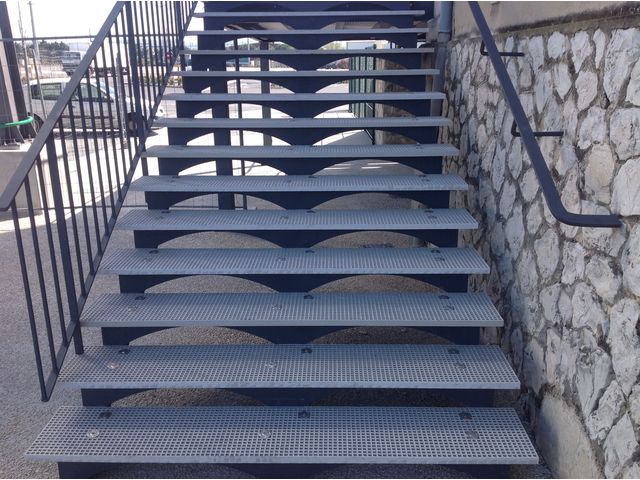 Marches d'escaliers avec nez antidérapant | JK TECHNIC