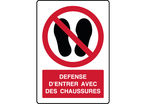 Panneau vertical texte défense d'entrer avec chaussures