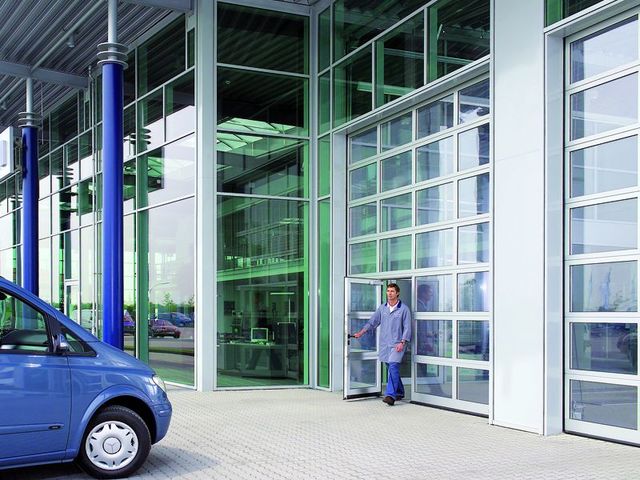 Porte sectionnelle industielle avec portillon intégré