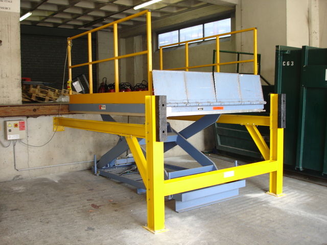 Table élévatrice avec butoirs