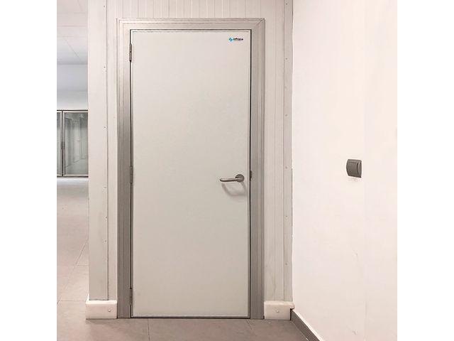 Portes industrielles semi-isothermes pour panneaux sandwich ou maçonnerie