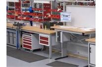 Postes de travail réglables en hauteur dans le montage