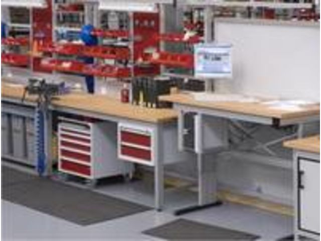 Postes de travail réglables en hauteur dans le montage