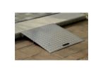 Plaque de franchissement pour marches et trottoirs