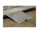 Plaque de franchissement pour marches et trottoirs