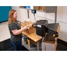 Système compact de calage papier à la demande pour postes d’emballage logistiques