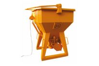 Benne à tuyau avec réceptacle latéral