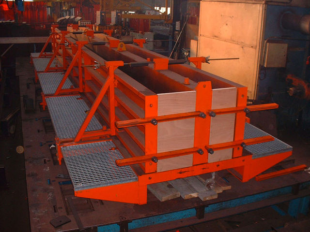 Moule bi-poutre avec fond métallique fixe