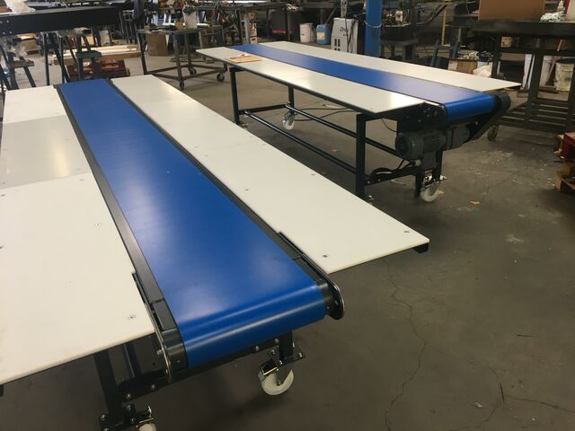 Convoyeur à bande équipé de table latérale en PEHD 