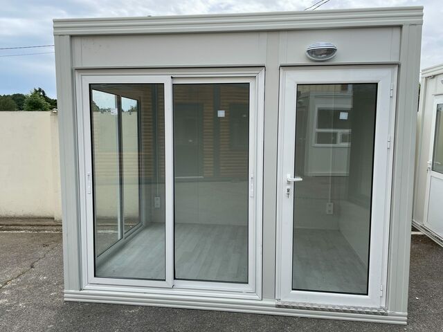 Bâtiment préfabriqué vitré/ Bulle de vente vendu monté 3m x 2.40m | SOLUTIONS MODULAIRES