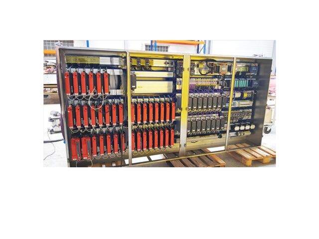 Armoire électrique avec automates programmables | HLS INDUSTRIE