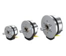 Servomoteurs C.C. plats sans balais avec un couple accru