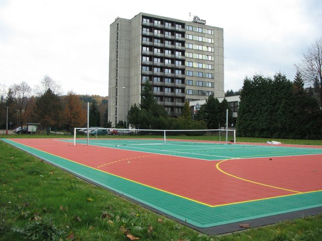 Dalles PVC pour terrain de badminton extérieur | MOSAIK CRÉATION 