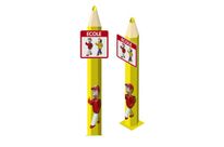 Totem école gros crayon avec panneau école + figurines Arthur et Zoe