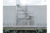 Escalier d'accès et de franchissement industriel
