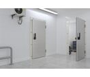 Porte battante pour chambre froide et grand froid