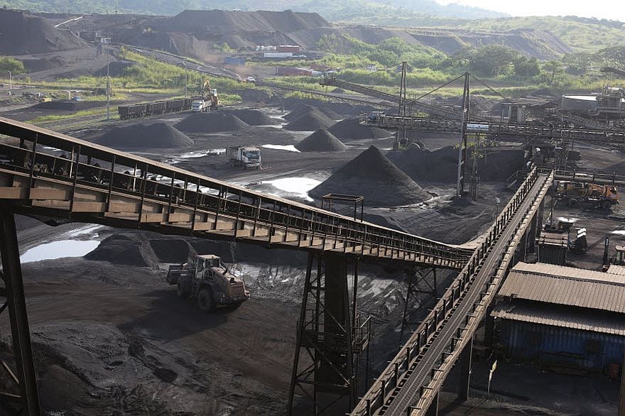 Produire davantage d’alliages sur place, viser le marché des batteries, utiliser du biocharbon… Eramet et le Gabon ouvrent différentes pistes pour mettre fin à leur bras de fer autour du manganèse