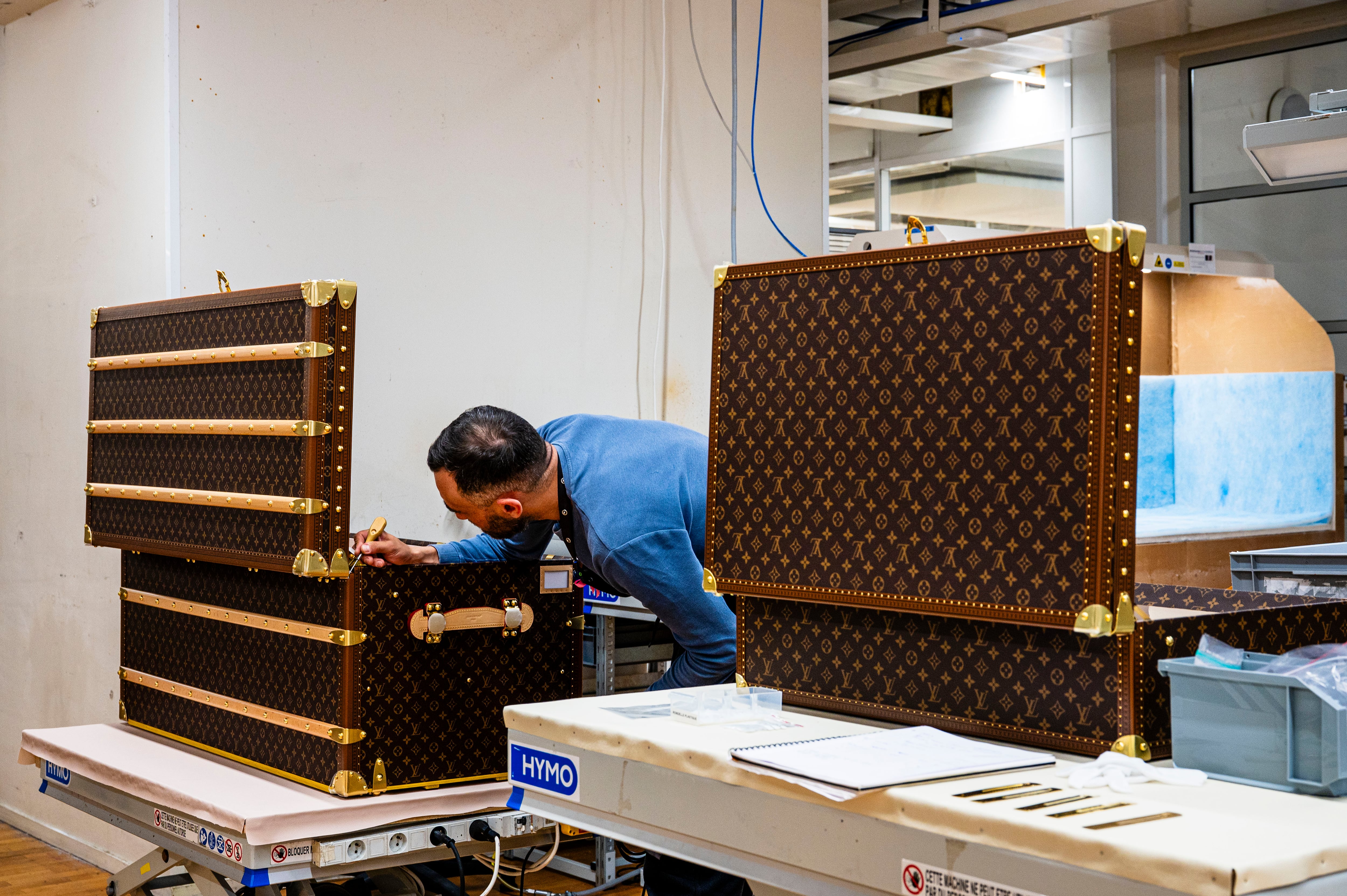 De la fabrication à la réparation : comment les ateliers franciliens de Louis Vuitton perpétuent le succès des malles les plus célèbres de l’industrie du luxe