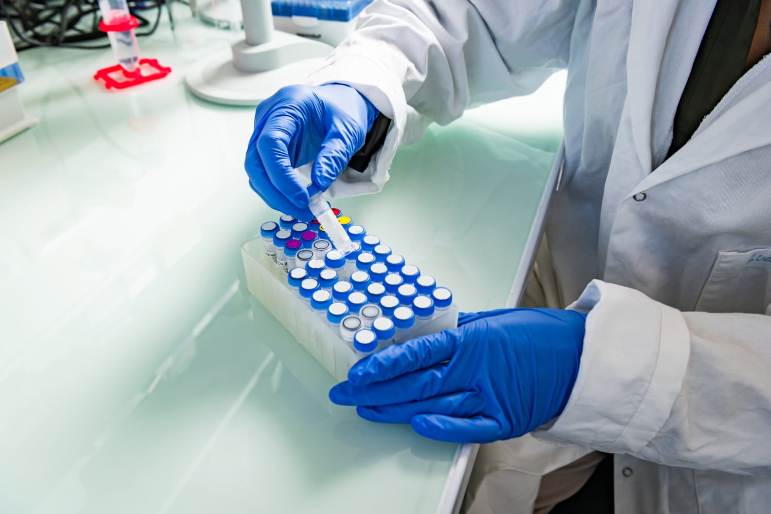 «Une goutte d’un millimètre de diamètre peut stocker des pétaoctets de données» : l’ADN, nouvelle solution pour sécuriser les communications ?
