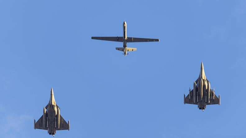 Des drones de combat collaboratifs et des Rafale dopés à l’IA : comment l’Armée de l’air veut les faire voler ensemble dès 2028