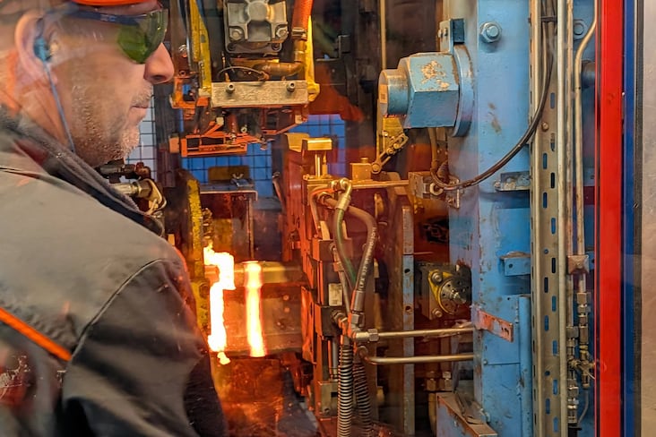 À Saulon-la-Chapelle (Côte-d’Or), dans l'usine de SNCF Réseau, les rails subissent une soudure à induction, sans ajout de matière, pendant environ 135 secondes de chauffe électrique à 800 degrés.