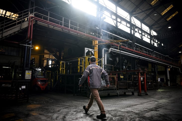 Un employé marche dans l'atelier des « Forges de Tarbes » qui produit des obus de 155 mm, munitions utilisées par les canons d'artillerie français Caesar utilisés par les forces armées ukrainiennes, à Tarbes, dans le sud-ouest de la France