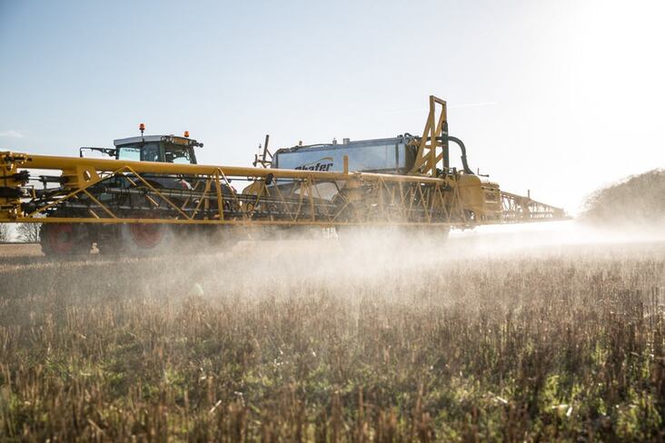pulvérisation de pesticides dans un champ de céréales