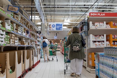 Emballages : en promettant le retrait de 5000 tonnes d’ici à 2030, Carrefour veut associer lutte contre le plastique et pouvoir d’achat des clients
